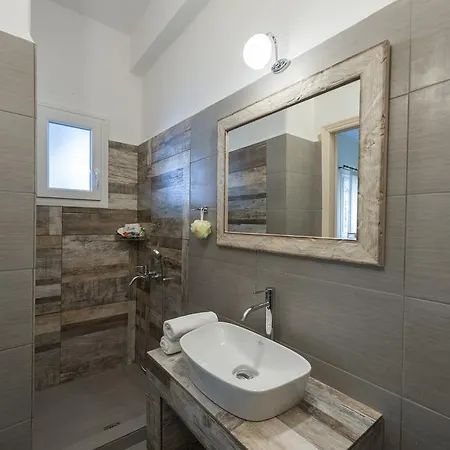 George's Paros 3*
