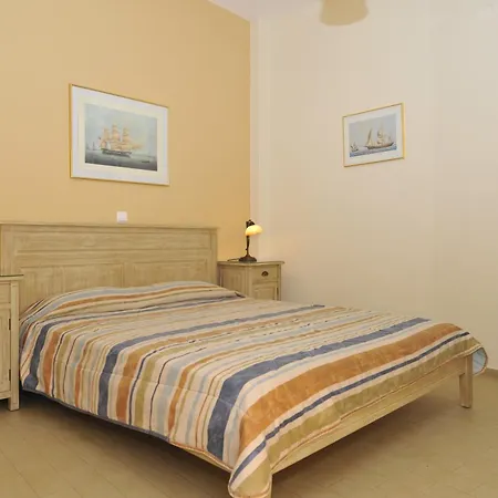 George's Paros Alikí